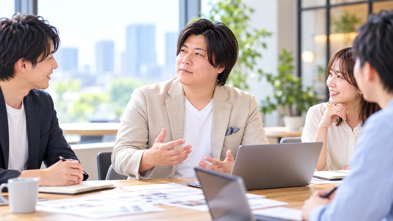 テーブルを囲んで映像企画を相談する様子