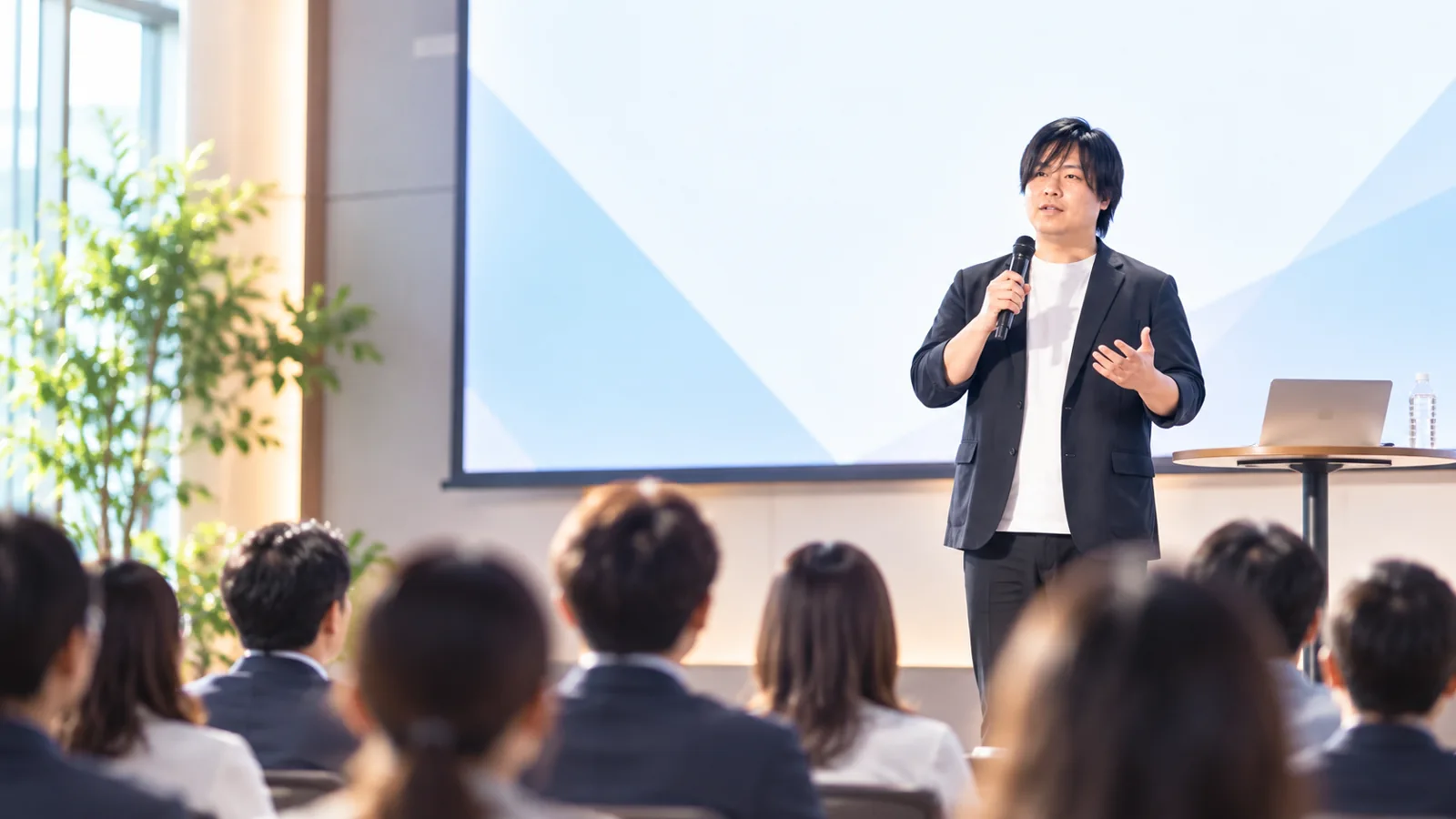 セミナーを記録している会場の様子