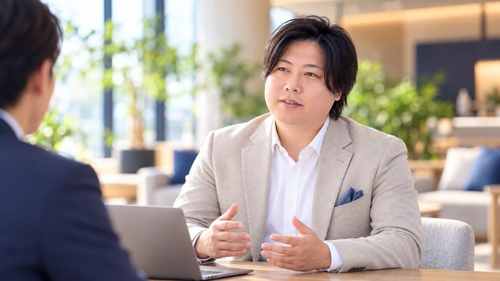 お客様と動画活用について相談している様子