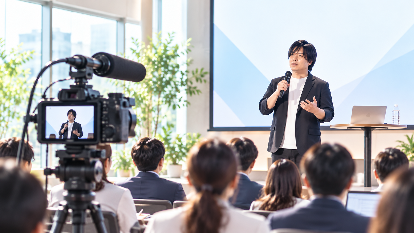 映像と音声を収録する撮影機材